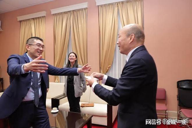 韩国瑜陪同谢国梁扫街，关键时刻的街头行动