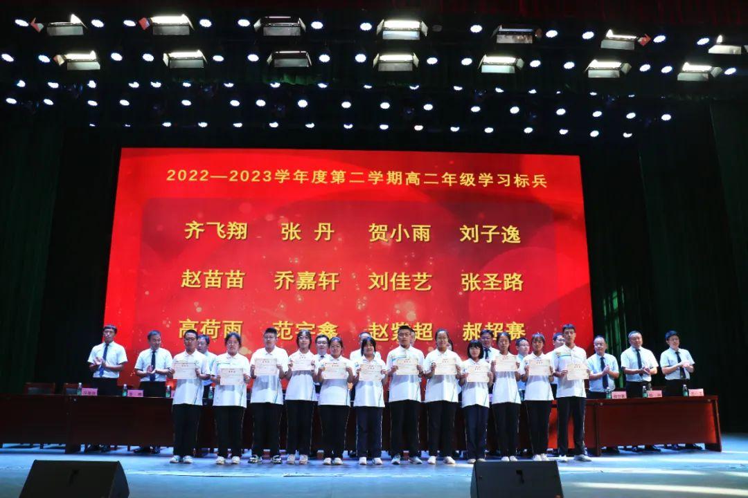 奋楫扬帆启航时，乘风破浪，书写人生的辉煌篇章