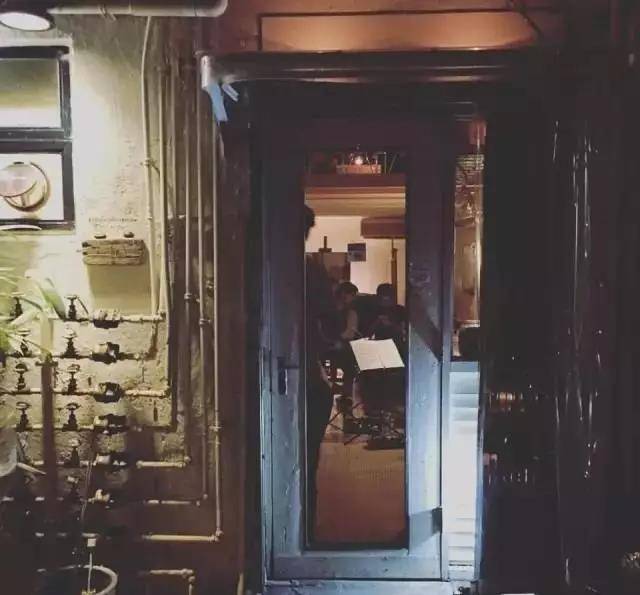 探索小巷隐藏宝藏，最新电销与特色小店的独特环境之旅
