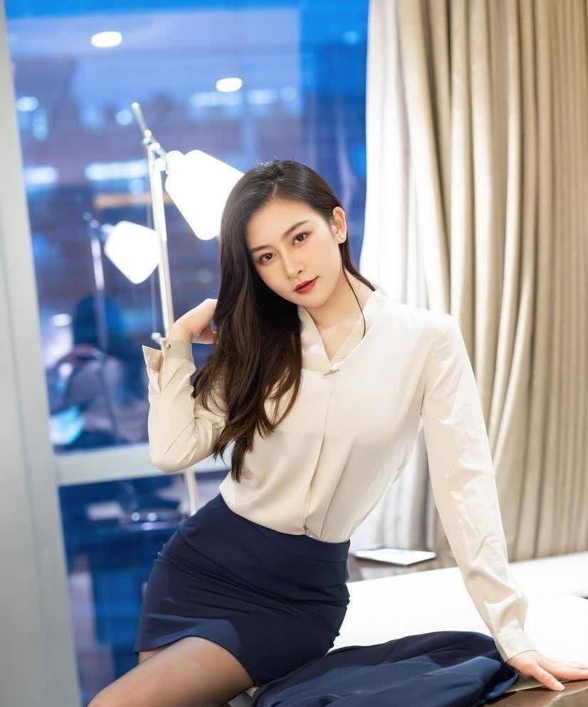 最新OL先锋，引领职场时尚风潮的先锋力量