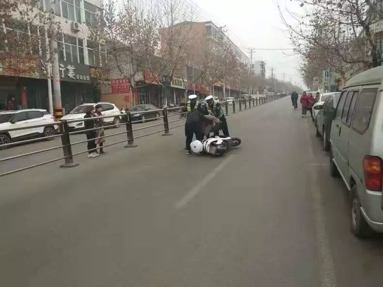 法官下班骑车摔伤背后的故事，小巷特色小店的意外与争议