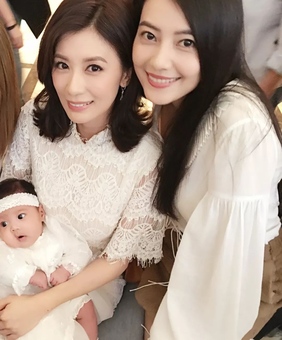 贾静雯不顾女儿反对临时剪短发，亲情与时尚的碰撞引发关注热议