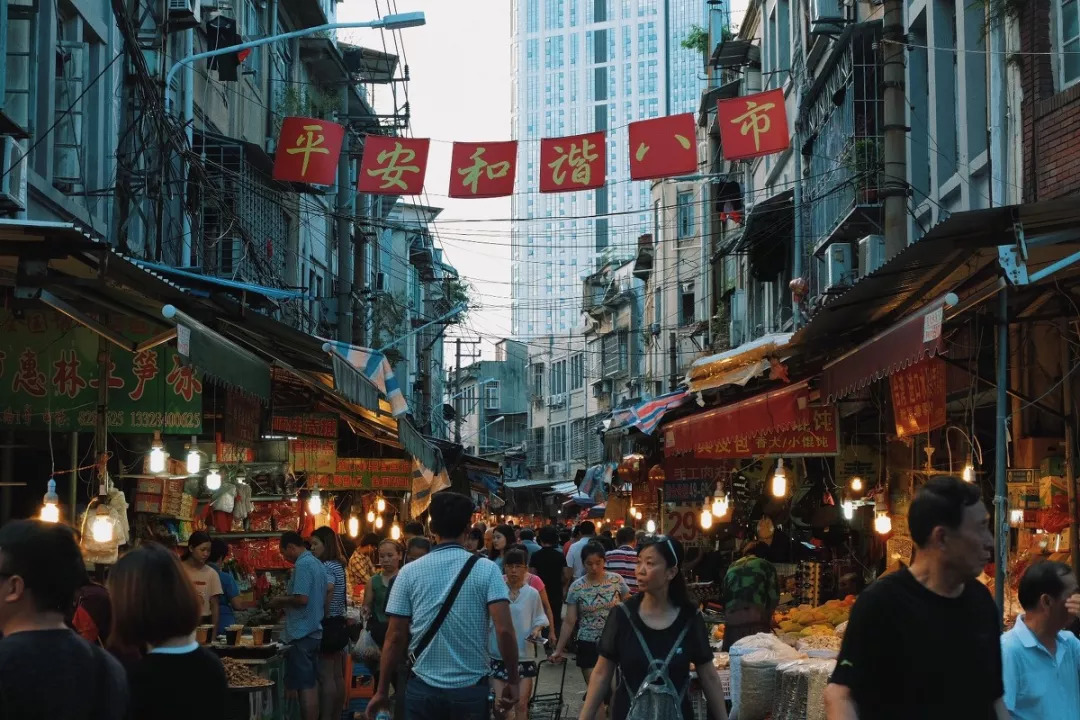 最新电视剧与巷弄深处的特色小店，剧情世界的探索之旅